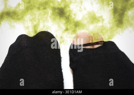 Nahaufnahme der männlichen Füße in alten, stinkenden und dreckigen Socken Stockfoto