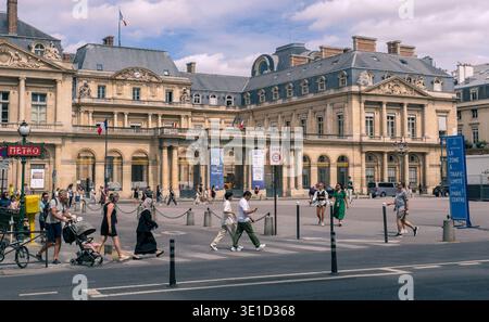 Paris, Frankreich - 08 04 2025: Eine lebendige urbane Szene am Place Colette im Zentrum von Paris. Das Bild zeigt Menschen unterschiedlichen Alters, die in der Nähe der Histori spazieren Stockfoto
