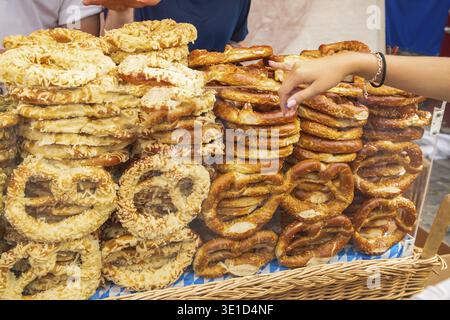 Brezel genannt sehr populäres Brot in Süddeutschland. Frisch gebackene Liegen auf der Theke bereit zum Verkauf Stockfoto