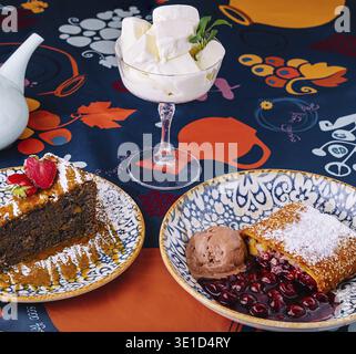 Verführerische Präsentation verschiedener Desserts, die elegant auf einem lebhaften Tisch serviert werden Stockfoto