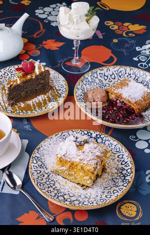 Lebendige Präsentation verschiedener Desserts mit Eiskugeln auf einem dekorativen Tisch Stockfoto