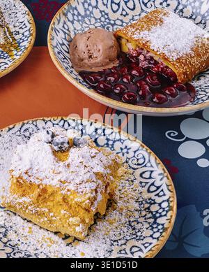Lebendige Präsentation verschiedener Desserts mit Eiskugeln auf einem dekorativen Tisch Stockfoto