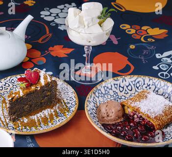 Lebendige Präsentation verschiedener Desserts mit Eiskugeln auf einem dekorativen Tisch Stockfoto
