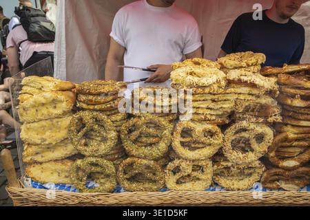 Brezel genannt sehr populäres Brot in Süddeutschland. Frisch gebackene Liegen auf der Theke bereit zum Verkauf Stockfoto
