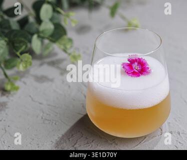 Ein Glas grüner Limonade von oben aus nächster Nähe Stockfoto
