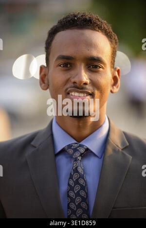 Hübscher junger afrikanischer Geschäftsmann, der in der Stadt Anzug trägt Stockfoto