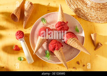 Hausgemachtes und leckeres Erdbeereis mit Obst und Sahne. Eis aus Beeren. Stockfoto