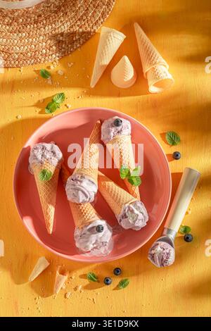 Süßes und kaltes Heidelbeereis in Waffelform. Eis aus Sahne und Heidelbeeren. Stockfoto