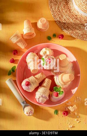 Hausgemachtes und frisches Himbeereis in Waffelkegel. Eis aus Sahne und Himbeeren. Stockfoto