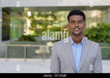 Porträt eines schönen jungen afrikanischen Geschäftsmann tragen Anzug Stockfoto