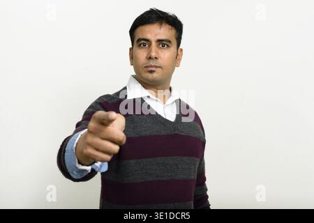 Studio-Aufnahme eines gutaussehenden Indianers vor weißem Hintergrund Stockfoto