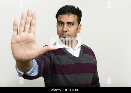 Studio-Aufnahme eines gutaussehenden Indianers vor weißem Hintergrund Stockfoto