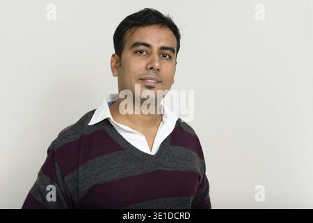 Studio-Aufnahme eines gutaussehenden Indianers vor weißem Hintergrund Stockfoto