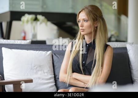 Porträt einer jungen schönen Geschäftsfrau mit blonden Haaren drinnen Stockfoto