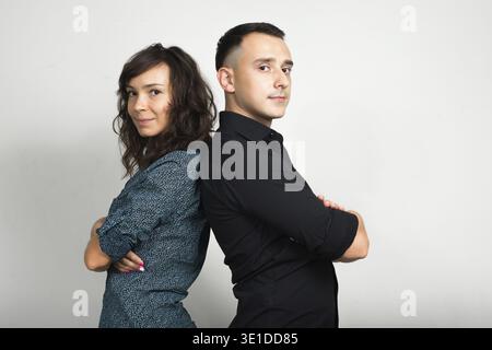 Studioaufnahme von jungen Mann und junge Frau als Paar zusammen und verliebt vor weißem Hintergrund Stockfoto