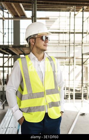 Mann Architekt trägt Sicherheitsweste auf einer Baustelle Stockfoto