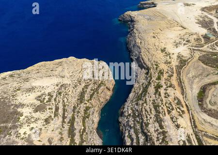 Aus der Vogelperspektive von Wied il-Ghasri mit zerklüfteten Kalksteinfelsen und tiefblauem Mittelmeer in der Nähe von Zebbug, Malta. Stockfoto