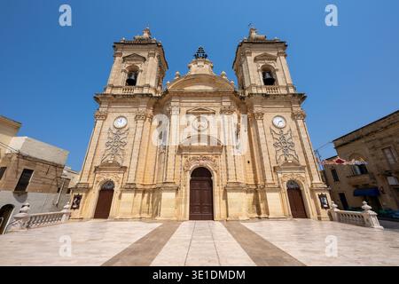 Vorderfassade der Xaghra Pfarrkirche (Rotunde von Xaghra) in Gozo, Malta, mit barocker Kalksteinarchitektur, zwei Glockentürmen und Hauptportal unter Stockfoto