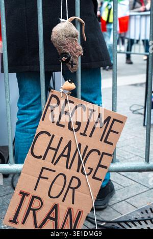 New York, New York, USA. März 2026. Eine gefüllte tote Ratte, verkleidet als Ayatollah, hängt an einer Schnur neben einem Schild mit der Aufschrift „Regime Change for Iran“ auf einer von Woman Life Freedom organisierten Kundgebung vor dem Metropolitan Museum of Art. (Credit Image: © Syndi Pilar/ZUMA Press Wire) NUR REDAKTIONELLE VERWENDUNG! Nicht für kommerzielle ZWECKE! Quelle: ZUMA Press, Inc./Alamy Live News Stockfoto