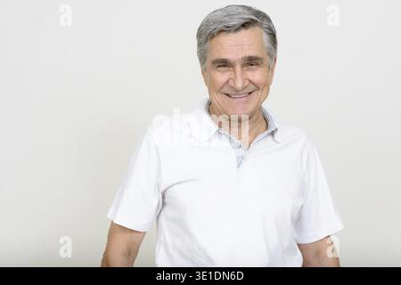 Studio-Aufnahme eines gutaussehenden Senior-Mannes vor weißem Hintergrund Stockfoto