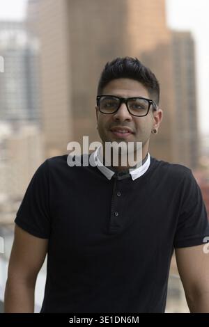 Porträt eines jungen, gutaussehenden Indianers gegen Blick auf die Stadt Stockfoto