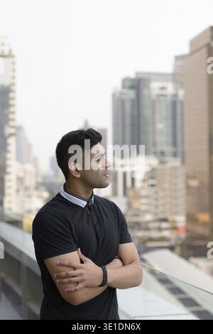 Porträt eines jungen, gutaussehenden Indianers gegen Blick auf die Stadt Stockfoto