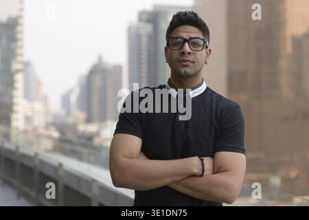 Porträt eines jungen, gutaussehenden Indianers gegen Blick auf die Stadt Stockfoto