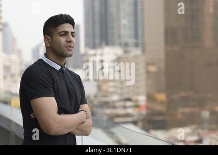 Porträt eines jungen, gutaussehenden Indianers gegen Blick auf die Stadt Stockfoto