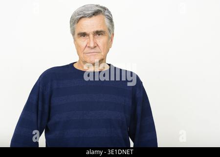 Studio-Aufnahme eines gutaussehenden Senior-Mannes vor weißem Hintergrund Stockfoto