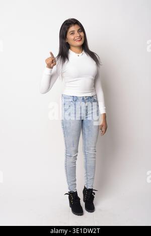 Studio-Aufnahme einer jungen, schönen Perserin vor weißem Hintergrund Stockfoto