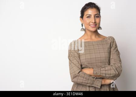 Studio-Aufnahme einer jungen, schönen Perserin vor weißem Hintergrund Stockfoto