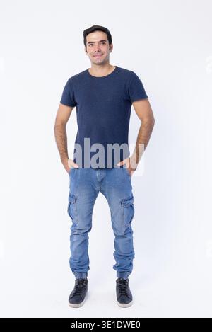 Studio-Aufnahme eines jungen, gutaussehenden Persers, isoliert vor weißem Hintergrund Stockfoto