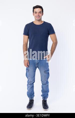 Studio-Aufnahme eines jungen, gutaussehenden Persers, isoliert vor weißem Hintergrund Stockfoto