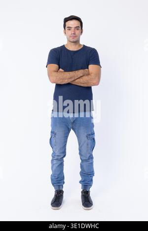 Studio-Aufnahme eines jungen, gutaussehenden Persers, isoliert vor weißem Hintergrund Stockfoto