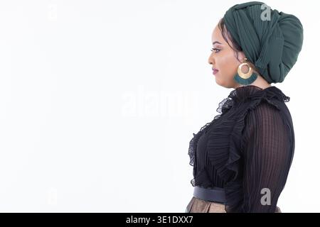 Studio-Aufnahme von jungen, schönen afrikanischen Muslimen, die Hijab vor weißem Hintergrund tragen Stockfoto
