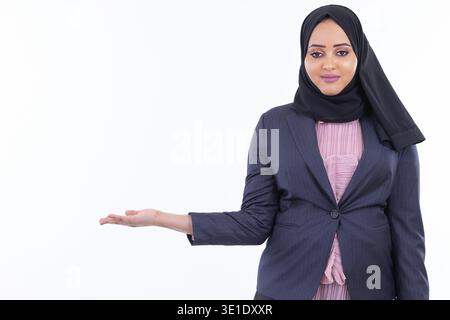Studio-Aufnahme einer jungen, schönen afrikanischen muslimischen Geschäftsfrau, die Hijab vor weißem Hintergrund trägt Stockfoto