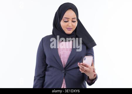 Studio-Aufnahme einer jungen, schönen afrikanischen muslimischen Geschäftsfrau, die Hijab vor weißem Hintergrund trägt Stockfoto