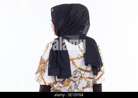 Studio-Aufnahme von jungen, schönen afrikanischen Muslimen, die Hijab vor weißem Hintergrund tragen Stockfoto