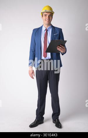 Studio shot der Geschäftsmann als Ingenieur tragen, hardhat vor weißem Hintergrund Stockfoto