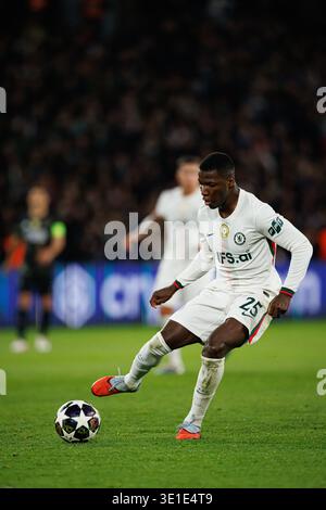 Moises Caicedo wurde im Achtelfinale der Champions League zwischen den Teams des Paris Saint-Germain Football Club und Chelsea FC (Maciej Rogowski/Ball R) gesehen Stockfoto