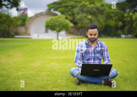 Porträt Des Jungen Gutaussehenden Bärtigen Indianers Im Lumpini Park Stockfoto
