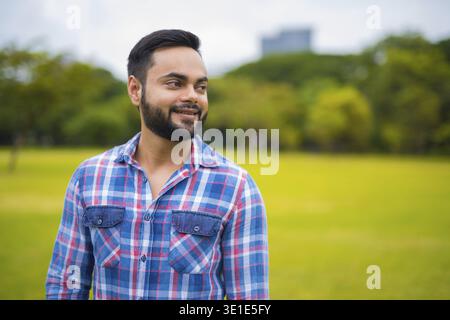 Porträt Des Jungen Gutaussehenden Bärtigen Indianers Im Lumpini Park Stockfoto