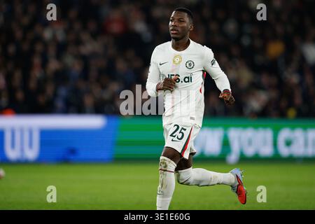 Moises Caicedo wurde im Achtelfinale der Champions League zwischen den Teams des Paris Saint-Germain Football Club und Chelsea FC (Maciej Rogowski/Ball R) gesehen Stockfoto