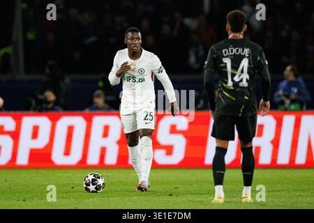Moises Caicedo wurde im Achtelfinale der Champions League zwischen den Teams des Paris Saint-Germain Football Club und Chelsea FC (Maciej Rogowski/Ball R) gesehen Stockfoto