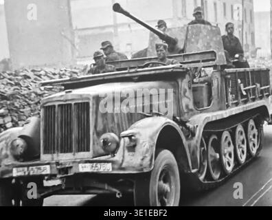 WW2 s&W Foto Deutsch Halbbahn mit 37 mm Flugabwehrkanone montiert die Crew in Camo Smocks are Men von der 1. SS-Panzerdivision, die in Rom unterwegs ist Stockfoto
