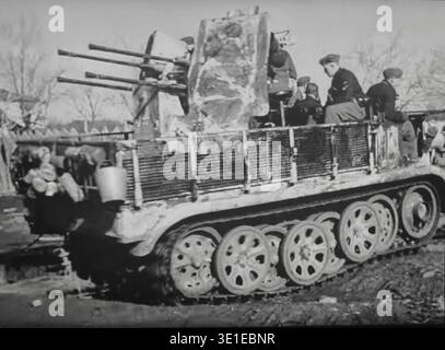 WW2 s&W Foto Deutsche Viertakt-Anti-Aircaft-Kanone montiert auf Halftrack SD Kfz 7/1 in Charkow 1943 Stockfoto