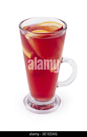 Irischer Kaffeekocktail steht auf einer weißen Oberfläche mit weißem Hintergrund Stockfoto