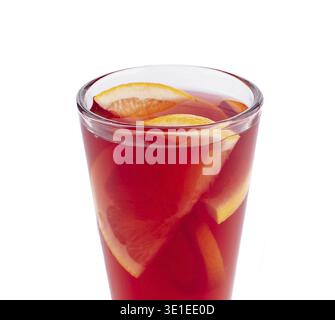 Irischer Kaffeekocktail steht auf einer weißen Oberfläche mit weißem Hintergrund Stockfoto