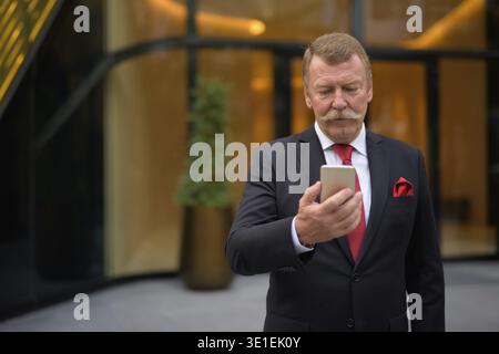 Portrait von Stattlichen älteren Geschäftsmann mit Schnurrbart Erkundung der Stadt Bangkok, Thailand Stockfoto