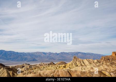 Der Zabriskie Point im Death Valley National Park, Kalifornien, bietet einen atemberaubenden Panoramablick auf die Badlands und zeigt die einzigartige geologische Form Stockfoto